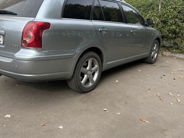 Серый Тойота Авенсис, объемом двигателя 2.2 л и пробегом 200 тыс. км за 7250 $, фото 2 на Automoto.ua