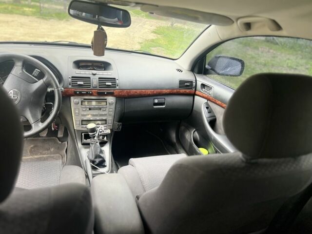 Серый Тойота Авенсис, объемом двигателя 2.2 л и пробегом 245 тыс. км за 3200 $, фото 2 на Automoto.ua