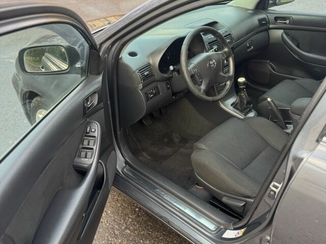 Сірий Тойота Авенсіс, об'ємом двигуна 2 л та пробігом 250 тис. км за 3250 $, фото 10 на Automoto.ua