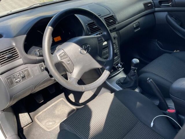 Серый Тойота Авенсис, объемом двигателя 2.2 л и пробегом 278 тыс. км за 4000 $, фото 4 на Automoto.ua
