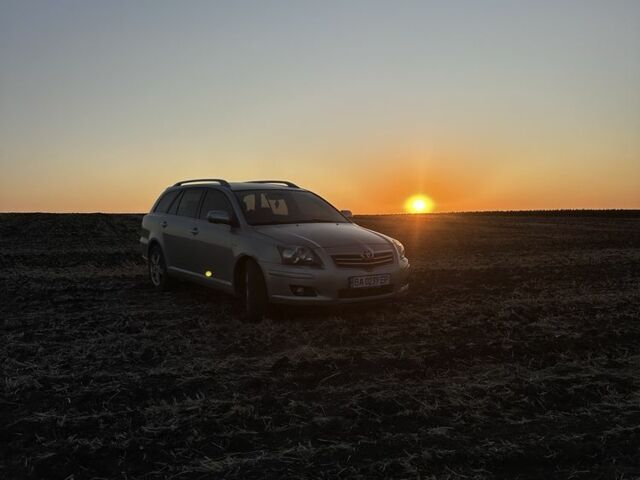 Серый Тойота Авенсис, объемом двигателя 2.2 л и пробегом 311 тыс. км за 5500 $, фото 2 на Automoto.ua