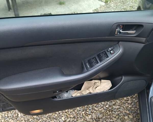 Серый Тойота Авенсис, объемом двигателя 2.2 л и пробегом 257 тыс. км за 6100 $, фото 9 на Automoto.ua