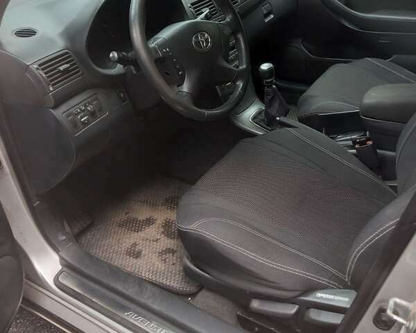 Серый Тойота Авенсис, объемом двигателя 2.2 л и пробегом 229 тыс. км за 5800 $, фото 9 на Automoto.ua