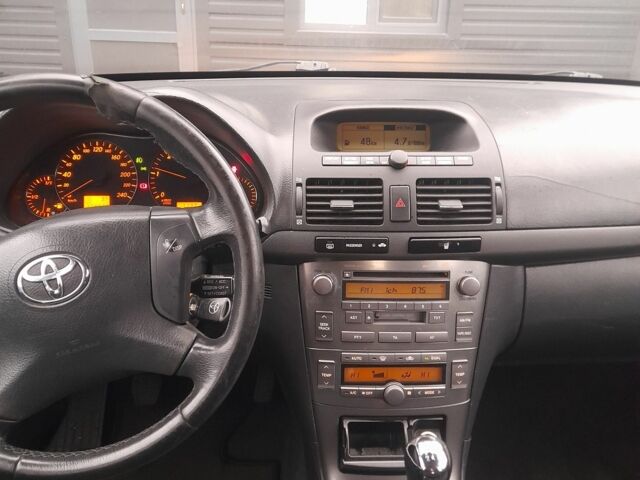 Серый Тойота Авенсис, объемом двигателя 2 л и пробегом 300 тыс. км за 2550 $, фото 11 на Automoto.ua