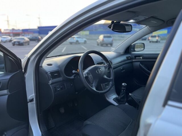 Серый Тойота Авенсис, объемом двигателя 2.2 л и пробегом 250 тыс. км за 7200 $, фото 17 на Automoto.ua