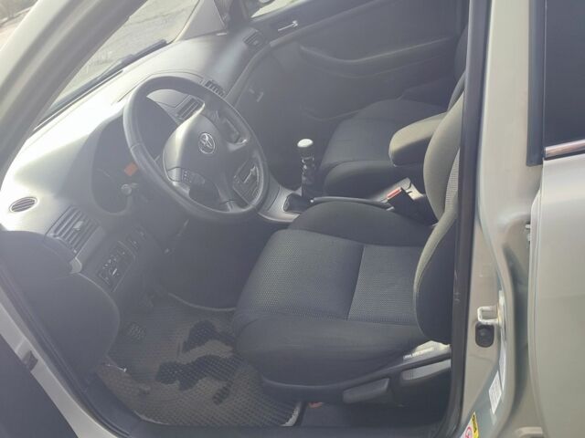 Серый Тойота Авенсис, объемом двигателя 2 л и пробегом 325 тыс. км за 5700 $, фото 8 на Automoto.ua