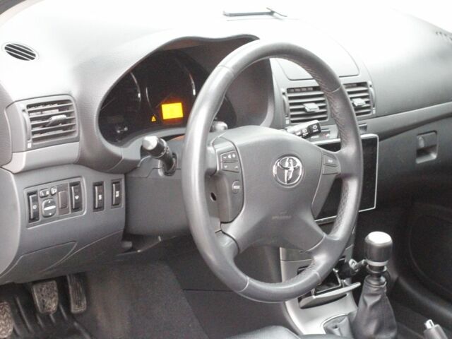 Серый Тойота Авенсис, объемом двигателя 2 л и пробегом 300 тыс. км за 8200 $, фото 8 на Automoto.ua