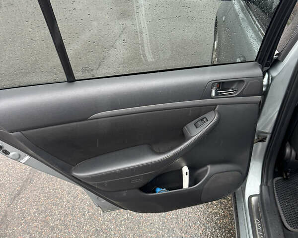 Серый Тойота Авенсис, объемом двигателя 2.2 л и пробегом 367 тыс. км за 6800 $, фото 3 на Automoto.ua