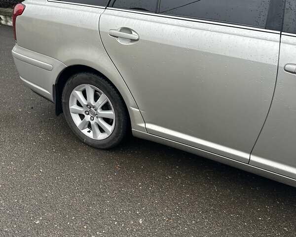 Серый Тойота Авенсис, объемом двигателя 2 л и пробегом 337 тыс. км за 6200 $, фото 3 на Automoto.ua