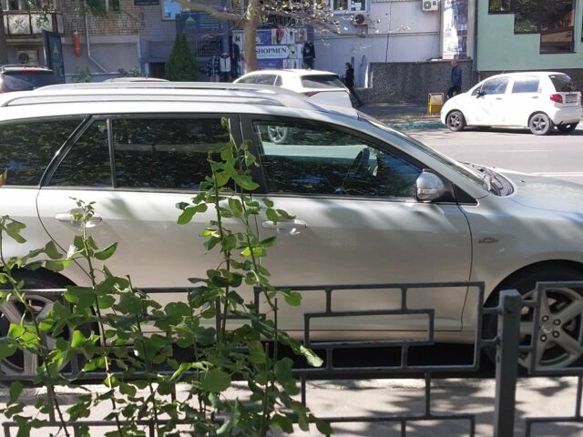 Серый Тойота Авенсис, объемом двигателя 2.2 л и пробегом 300 тыс. км за 6200 $, фото 2 на Automoto.ua