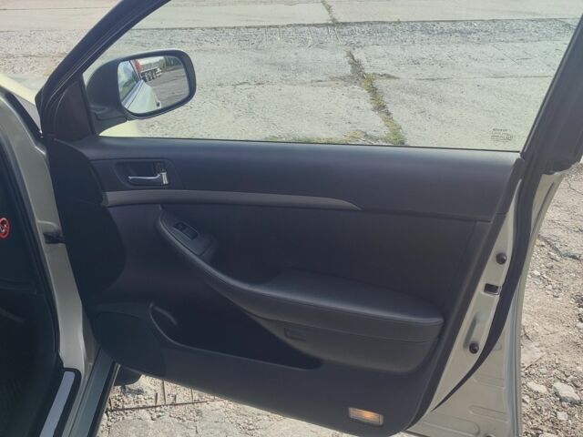 Серый Тойота Авенсис, объемом двигателя 2 л и пробегом 325 тыс. км за 5700 $, фото 13 на Automoto.ua