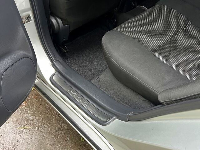 Серый Тойота Авенсис, объемом двигателя 2 л и пробегом 290 тыс. км за 6750 $, фото 7 на Automoto.ua