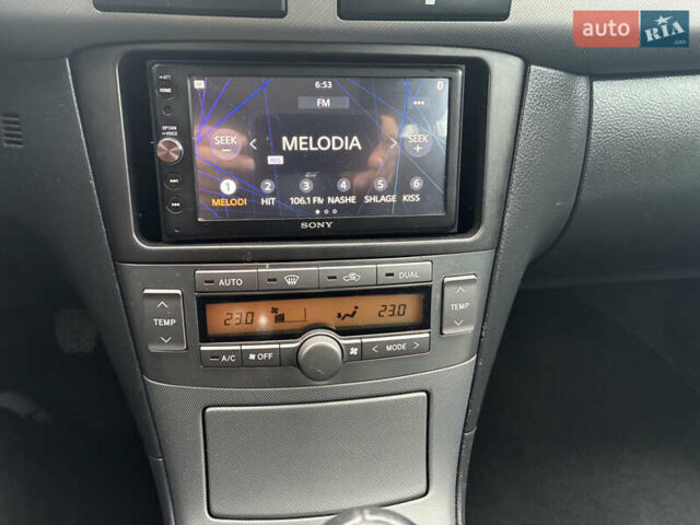 Серый Тойота Авенсис, объемом двигателя 1.79 л и пробегом 210 тыс. км за 7300 $, фото 5 на Automoto.ua