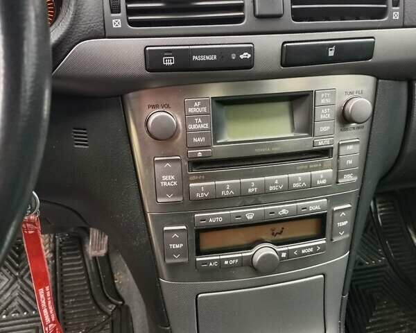 Серый Тойота Авенсис, объемом двигателя 2 л и пробегом 285 тыс. км за 6200 $, фото 1 на Automoto.ua