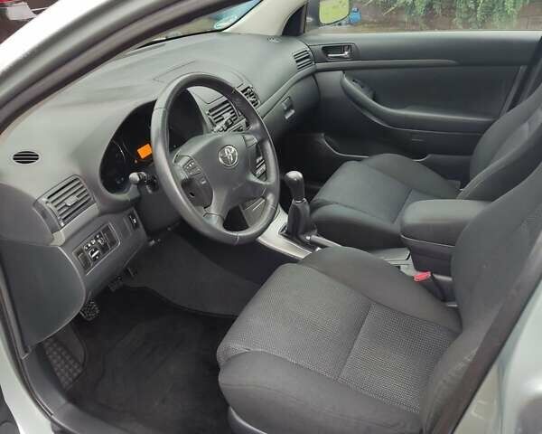 Серый Тойота Авенсис, объемом двигателя 1.8 л и пробегом 205 тыс. км за 7650 $, фото 12 на Automoto.ua