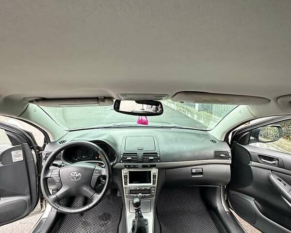 Серый Тойота Авенсис, объемом двигателя 2 л и пробегом 337 тыс. км за 6200 $, фото 14 на Automoto.ua