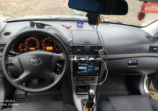 Серый Тойота Авенсис, объемом двигателя 2 л и пробегом 183 тыс. км за 7000 $, фото 2 на Automoto.ua