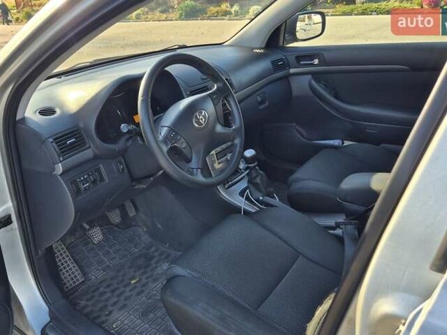 Серый Тойота Авенсис, объемом двигателя 2 л и пробегом 259 тыс. км за 7500 $, фото 5 на Automoto.ua