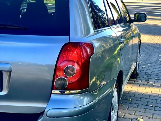Серый Тойота Авенсис, объемом двигателя 2 л и пробегом 194 тыс. км за 5500 $, фото 5 на Automoto.ua