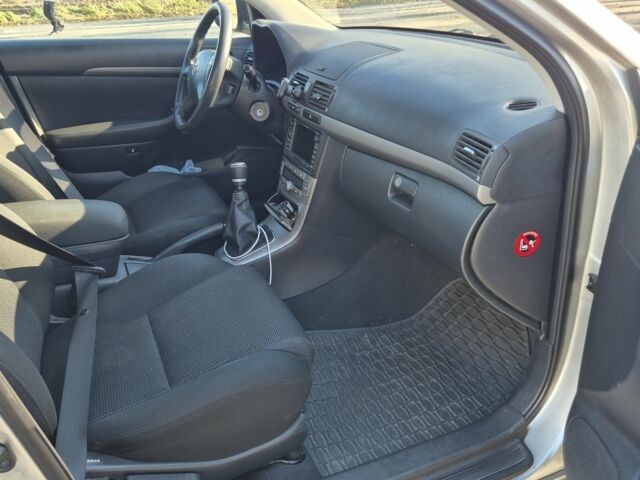 Серый Тойота Авенсис, объемом двигателя 2 л и пробегом 259 тыс. км за 7500 $, фото 7 на Automoto.ua