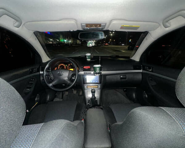 Серый Тойота Авенсис, объемом двигателя 2 л и пробегом 243 тыс. км за 6850 $, фото 2 на Automoto.ua