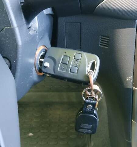 Сірий Тойота Авенсіс, об'ємом двигуна 2 л та пробігом 409 тис. км за 7000 $, фото 51 на Automoto.ua