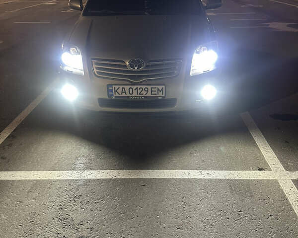 Серый Тойота Авенсис, объемом двигателя 2 л и пробегом 243 тыс. км за 6850 $, фото 1 на Automoto.ua