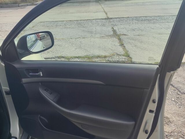 Серый Тойота Авенсис, объемом двигателя 2 л и пробегом 325 тыс. км за 5700 $, фото 14 на Automoto.ua