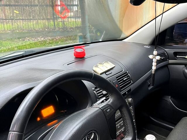 Серый Тойота Авенсис, объемом двигателя 2 л и пробегом 290 тыс. км за 6750 $, фото 2 на Automoto.ua