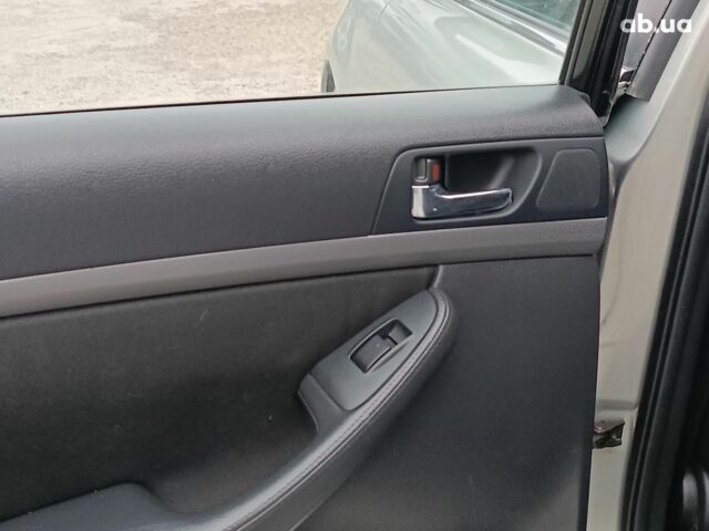 Серый Тойота Авенсис, объемом двигателя 2 л и пробегом 353 тыс. км за 6450 $, фото 42 на Automoto.ua
