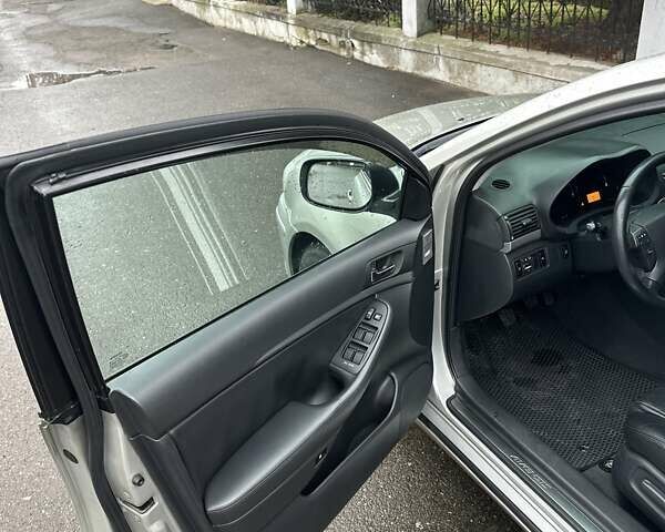 Серый Тойота Авенсис, объемом двигателя 2 л и пробегом 337 тыс. км за 6200 $, фото 21 на Automoto.ua