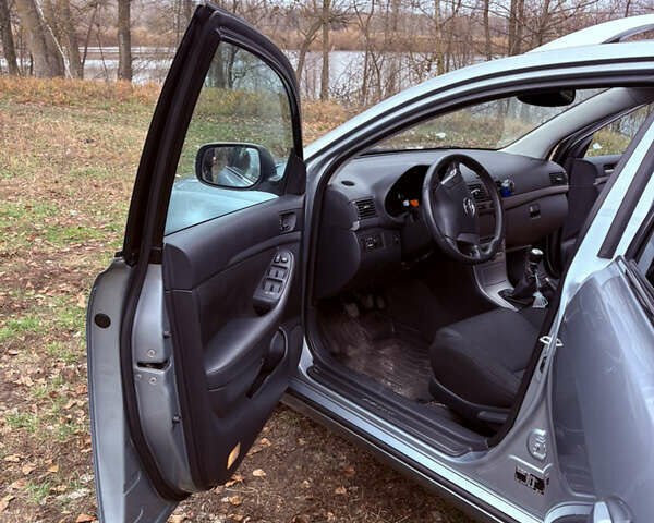 Серый Тойота Авенсис, объемом двигателя 2.2 л и пробегом 229 тыс. км за 6200 $, фото 14 на Automoto.ua