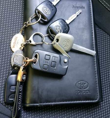 Сірий Тойота Авенсіс, об'ємом двигуна 2 л та пробігом 409 тис. км за 7000 $, фото 109 на Automoto.ua