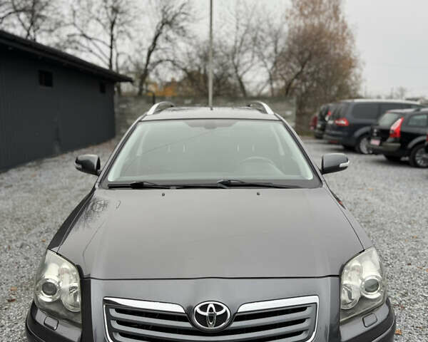 Серый Тойота Авенсис, объемом двигателя 2 л и пробегом 194 тыс. км за 7800 $, фото 2 на Automoto.ua