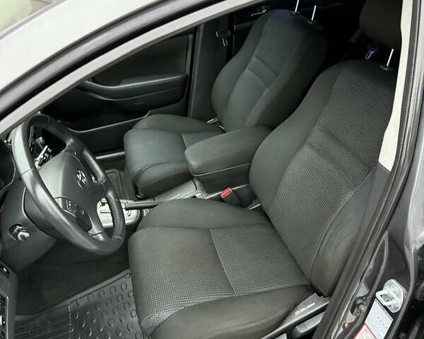 Серый Тойота Авенсис, объемом двигателя 2 л и пробегом 194 тыс. км за 7800 $, фото 84 на Automoto.ua