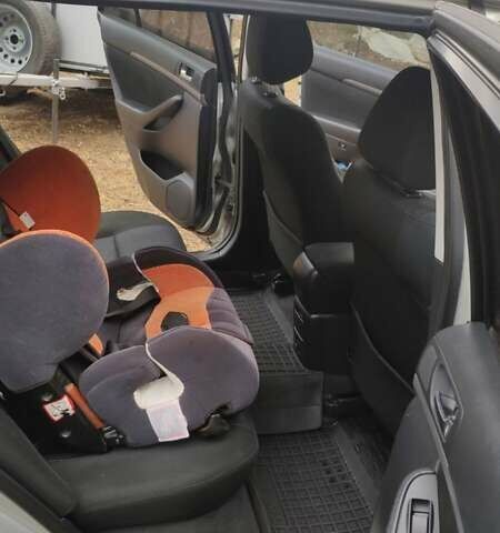 Серый Тойота Авенсис, объемом двигателя 2 л и пробегом 183 тыс. км за 7000 $, фото 1 на Automoto.ua