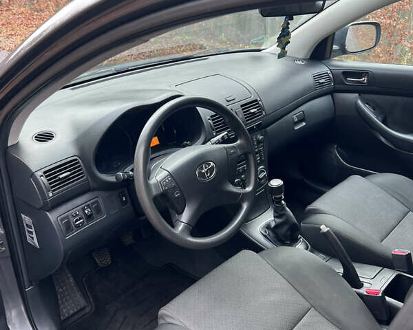 Серый Тойота Авенсис, объемом двигателя 2 л и пробегом 264 тыс. км за 5600 $, фото 8 на Automoto.ua