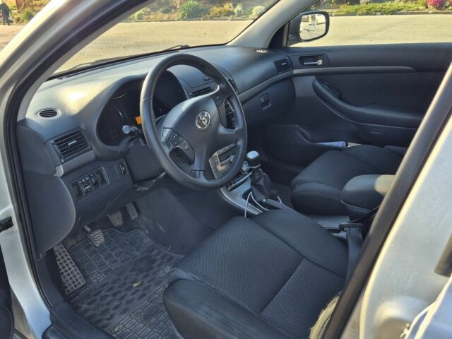 Серый Тойота Авенсис, объемом двигателя 2 л и пробегом 259 тыс. км за 7500 $, фото 6 на Automoto.ua