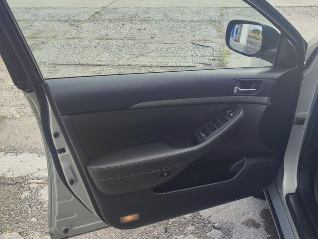 Серый Тойота Авенсис, объемом двигателя 2 л и пробегом 325 тыс. км за 5700 $, фото 7 на Automoto.ua