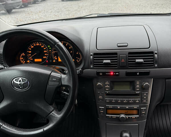 Серый Тойота Авенсис, объемом двигателя 2 л и пробегом 194 тыс. км за 7800 $, фото 101 на Automoto.ua