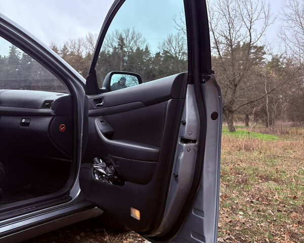 Серый Тойота Авенсис, объемом двигателя 2.2 л и пробегом 229 тыс. км за 6200 $, фото 7 на Automoto.ua