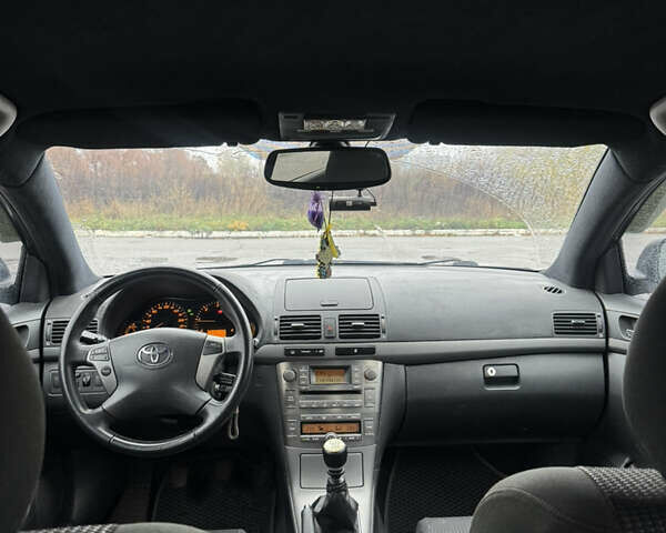 Серый Тойота Авенсис, объемом двигателя 2.2 л и пробегом 367 тыс. км за 6800 $, фото 2 на Automoto.ua