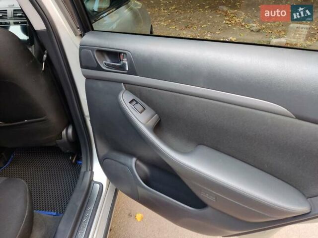 Серый Тойота Авенсис, объемом двигателя 2.01 л и пробегом 310 тыс. км за 7800 $, фото 9 на Automoto.ua