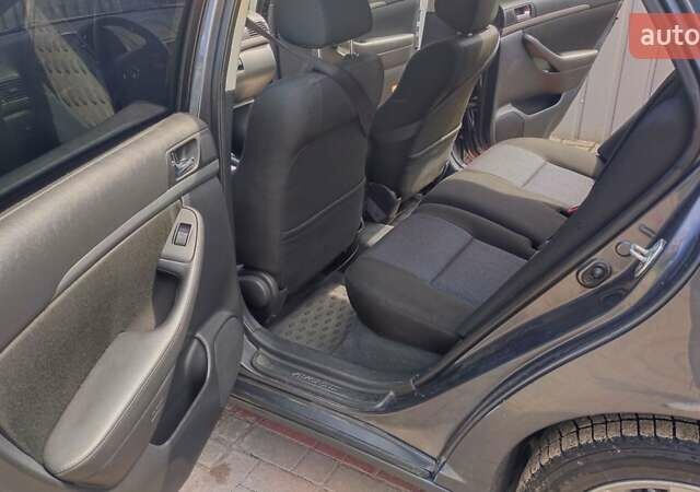 Сірий Тойота Авенсіс, об'ємом двигуна 2 л та пробігом 300 тис. км за 7900 $, фото 1 на Automoto.ua