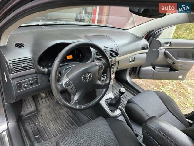 Серый Тойота Авенсис, объемом двигателя 2.23 л и пробегом 242 тыс. км за 7500 $, фото 4 на Automoto.ua