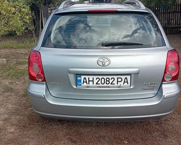 Серый Тойота Авенсис, объемом двигателя 2 л и пробегом 215 тыс. км за 7700 $, фото 2 на Automoto.ua