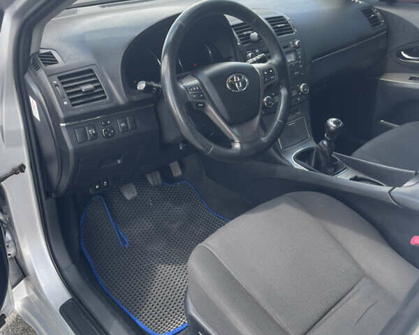 Серый Тойота Авенсис, объемом двигателя 2 л и пробегом 230 тыс. км за 7800 $, фото 18 на Automoto.ua