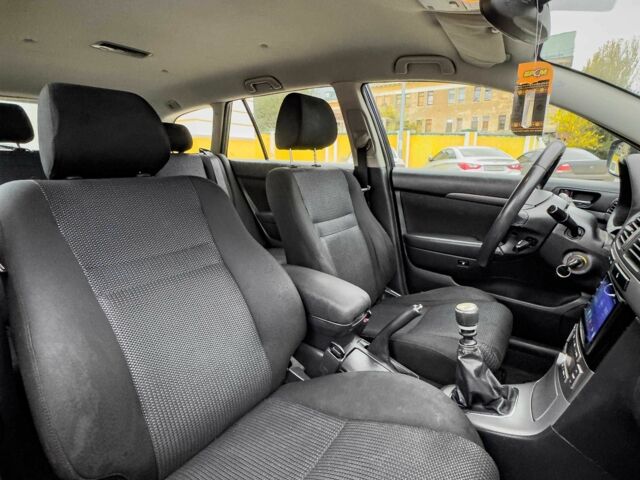 Серый Тойота Авенсис, объемом двигателя 2 л и пробегом 340 тыс. км за 3200 $, фото 19 на Automoto.ua