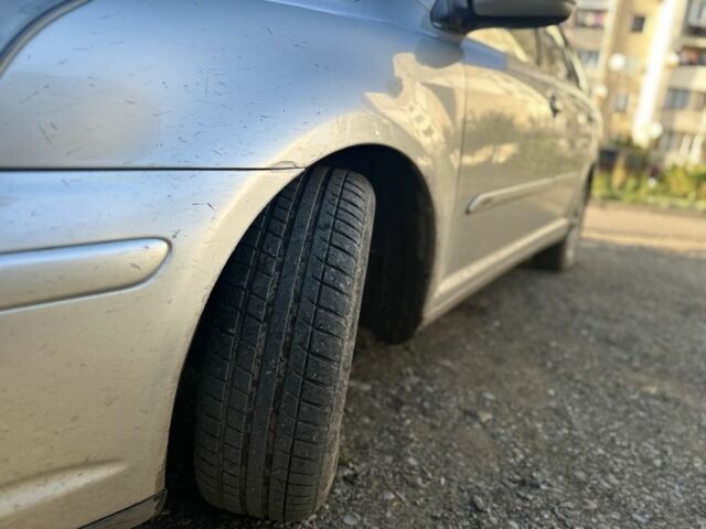 Серый Тойота Авенсис, объемом двигателя 2.2 л и пробегом 260 тыс. км за 5600 $, фото 1 на Automoto.ua