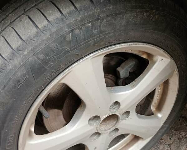 Серый Тойота Авенсис, объемом двигателя 2 л и пробегом 282 тыс. км за 7300 $, фото 5 на Automoto.ua